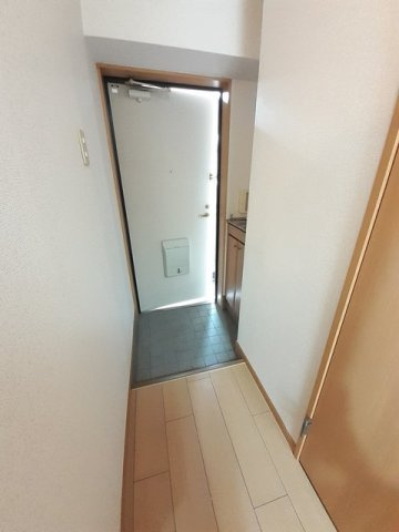 アヴニール東雲の玄関|収納もある玄関です