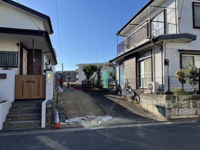横浜市金沢区西柴3丁目 新築戸建て【仲介手数料無料】の前面道路含む現地写真