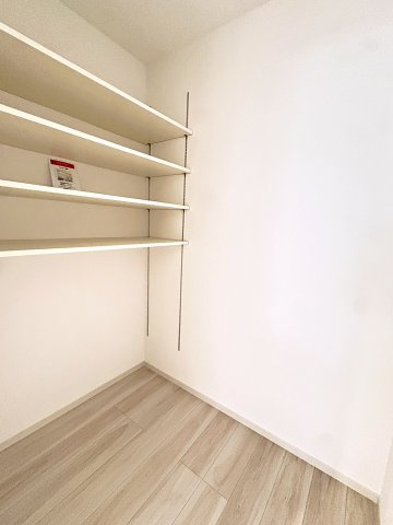 新築戸建・新築建売　郡山市富久山町9期　明健小・明健中の収納|キッチン後ろには大容量のパントリーが！食品や日用品、防災グッズなどの保管に便利です！