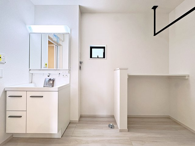 新築戸建・新築建売　郡山市富久山町9期　明健小・明健中の独立洗面台|洗面室にはカウンターとホスクリーンが設置してあり、お洗濯物干しがスムーズに行えます！