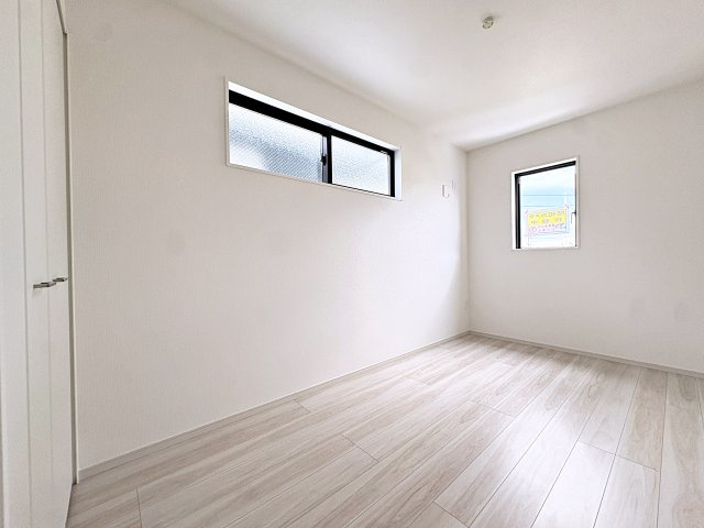 新築戸建・新築建売　郡山市富久山町9期　明健小・明健中の洋室|5.4帖の洋室は北側の窓から一定した柔らかい光が入り、PC作業や読書などにも最適なお部屋です！