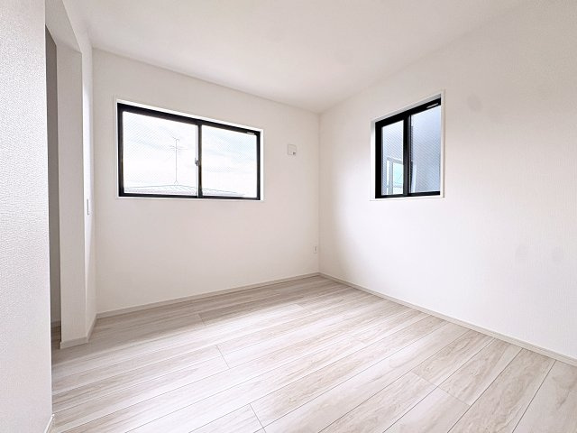 新築戸建・新築建売　郡山市富久山町9期　明健小・明健中の洋室|6.3帖の洋室は自然光が長時間入る2面採光で明るく気持ちの良いプライベート空間です！