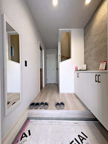 新築戸建・新築建売　郡山市富久山町9期　明健小・明健中の玄関|玄関には鏡がついているのでお出かけ前の身だしなみチェックもバッチリです！
