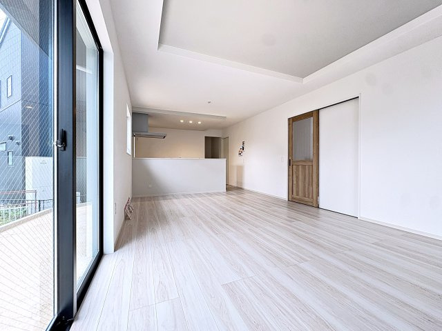 新築戸建・新築建売　郡山市富久山町9期　明健小・明健中の居間・リビング|19.5帖のLDKは広々としており窓が多いので明るく開放的な空間です！