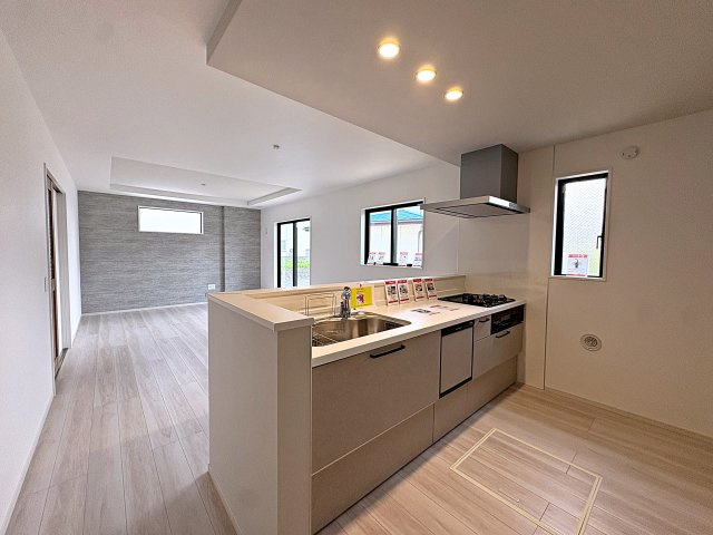 新築戸建・新築建売　郡山市富久山町9期　明健小・明健中の居間・リビング|折上天井やキッチン部分の折下天井で空間にメリハリをつけています！