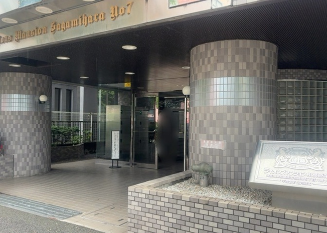 【エントランス】 | ライオンズマンション相模原第７ | マンションのエントランスには、もともと風よけや防犯の役割がありますが、マンションによって宅配ボックスなどの設備が備わっている所もあります。日々の生活をイメージしながら生活しやすさをチェックしましょう。