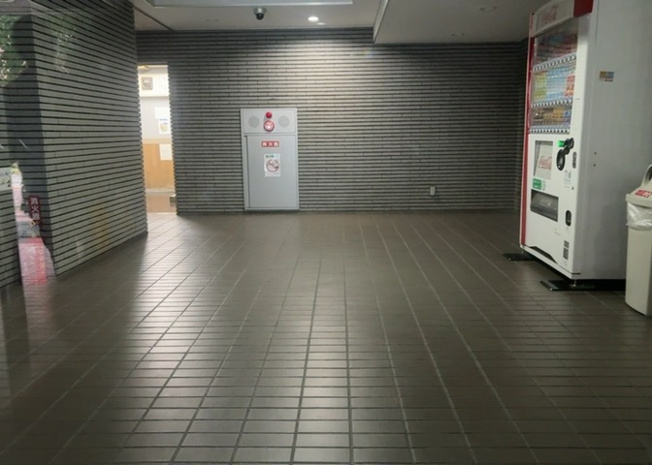 【ロビー】 | ライオンズマンション相模原第７ | ロビーというと、エントランスと何がちがうの？と思いますよね。実はロビーとエントランスには明確な決まりはありません。物件によっては、エントランスを入って広がるある程度の広さのある空間がロビーとなります。