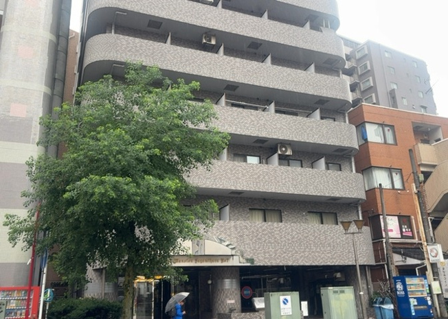 【現況写真】 | ライオンズマンション相模原第７ | 道幅が広い場所は日当たりや風通が良好です。幅が広いのですれ違いも可能ですし大きな車でも駐車可能！一方で、大型車が通ることも多くなるため交通量の増加により騒音に繋がります。また土地の値段が高くなります。