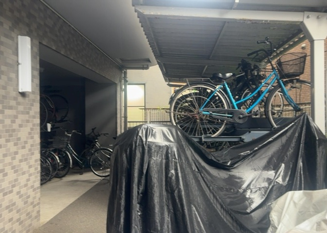 【駐車場】 | ライオンズマンション相模原第７ | 車一台あたりに必要なスペースは、標準サイズの普通自動車で横幅2m50cm、長さ5mは必要になります。ただし、乗降のことも考慮して横幅3m30cm、長さ5m50cmほどは確保できるところを選びましょう。