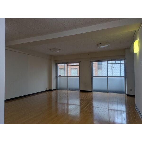 ダイソー１８号館（旧ビル名：第１ムツミビル）の居間・リビング