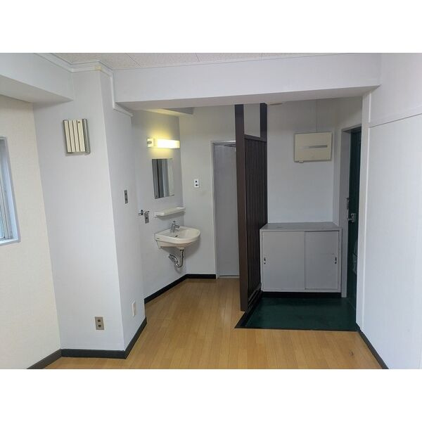 ダイソー１８号館（旧ビル名：第１ムツミビル）の居間・リビング