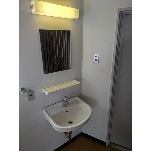 ダイソー１８号館（旧ビル名：第１ムツミビル）の洗面所