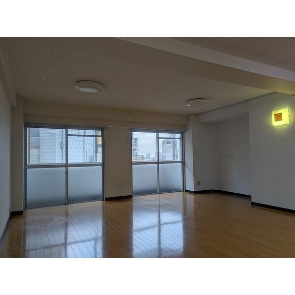 ダイソー１８号館（旧ビル名：第１ムツミビル）の居間・リビング