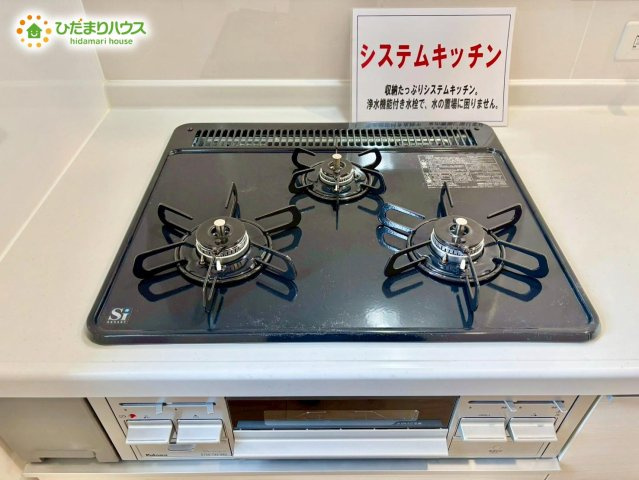 野田市岩名第9　新築戸建　1号棟のキッチン|3口コンロでお料理する時間も短くなりそうですね(*‘∀‘)	