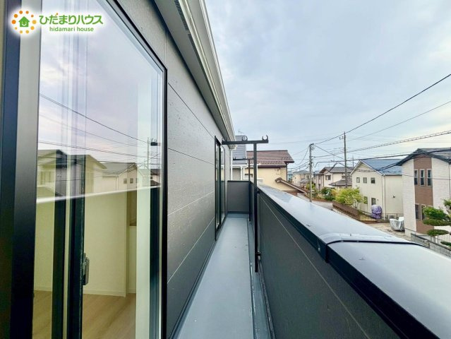 野田市岩名第9　新築戸建　1号棟のバルコニー|２部屋から出入りできるバルコニー(^^)/お洗濯物もぜーんぶ干せちゃいますね♪