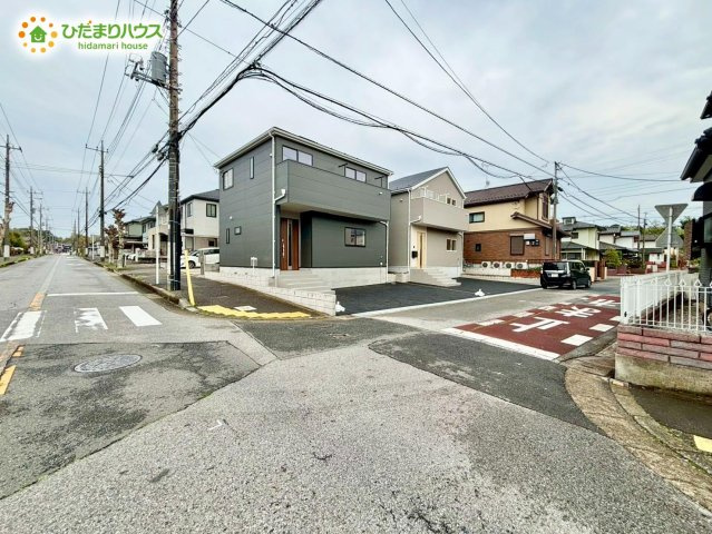 野田市岩名第9　新築戸建　1号棟の前面道路含む現地写真|北側12ｍ公道、西側6ｍ公道