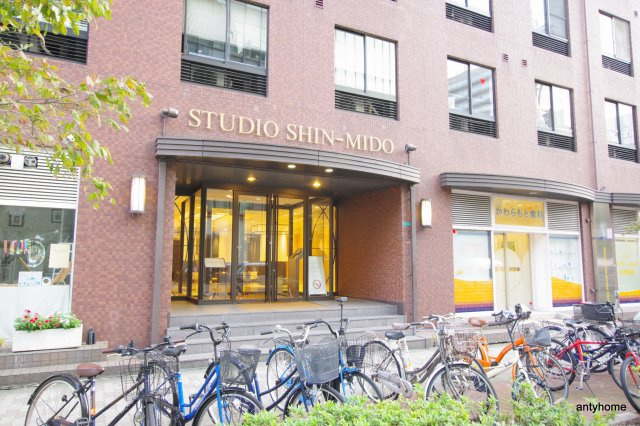 ステュディオ新御堂　仲介手数料無料のエントランス