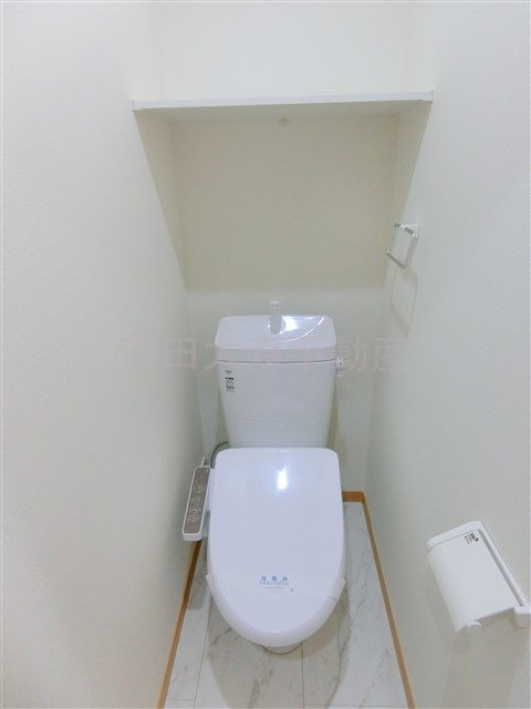 OJ HILLS FIRSTのトイレ|棚と温水洗浄便座付きのトイレ