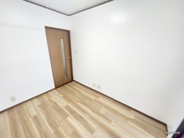 エレガンス5　仲介手数料無料の居間・リビング