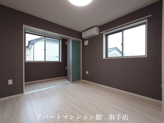 ナバーナⅢ取手（NIRVANA）の居間・リビング
