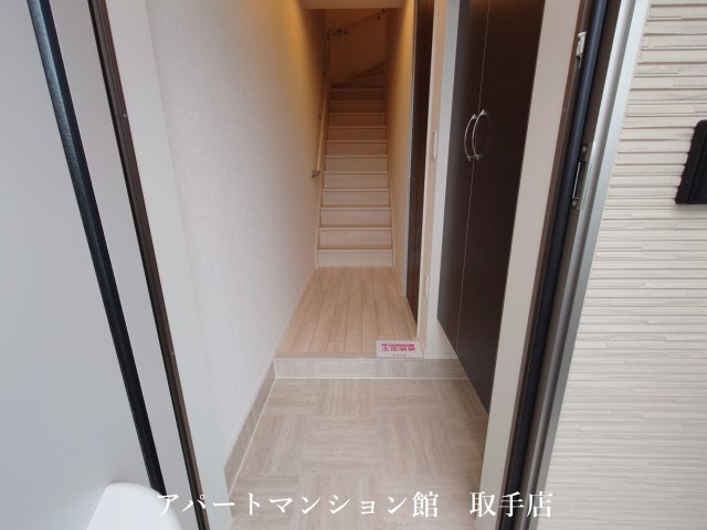 ナバーナⅢ取手（NIRVANA）の玄関