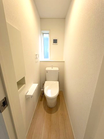 【内装】 | 糟屋郡須恵町植木第8　2号棟（全2棟）【仲介手数料無料・0円】 | 施工例。2階にもトイレです。施工例は完成時と異なる場合があります。
