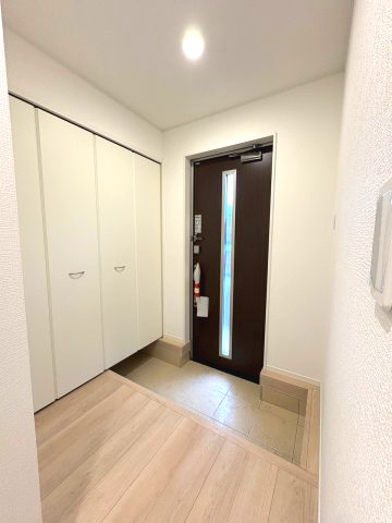 【玄関】 | 糟屋郡須恵町植木第8　2号棟（全2棟）【仲介手数料無料・0円】 | 施工例。施工例は完成時と異なる場合があります。
