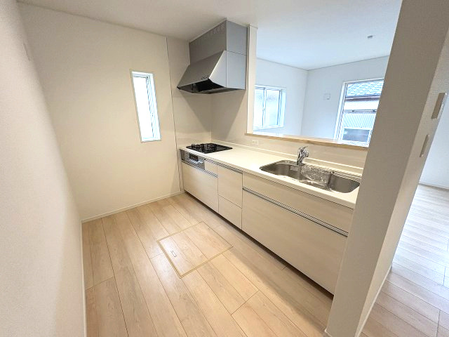 【キッチン】 | 糟屋郡須恵町植木第8　2号棟（全2棟）【仲介手数料無料・0円】 | 施工例。施工例は完成時と異なる場合があります。
