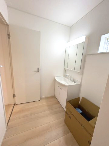 【洗面所】 | 糟屋郡須恵町植木第8　2号棟（全2棟）【仲介手数料無料・0円】 | 施工例。施工例は完成時と異なる場合があります。
