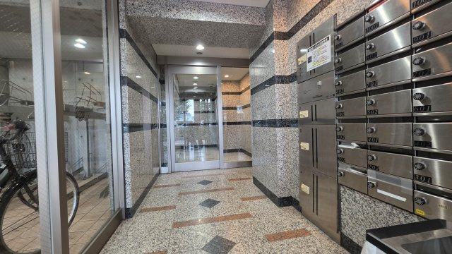 スカイコート駒沢大学のエントランス|風除室