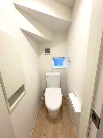 【内装】 | 糟屋郡須恵町植木第8　1号棟（全2棟）【仲介手数料無料・0円】 | 施工例。1階のトイレです。施工例は完成時と異なる場合があります。
