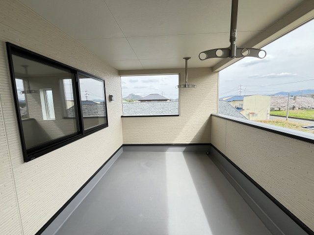 【バルコニー】 | 糟屋郡須恵町植木第8　1号棟（全2棟）【仲介手数料無料・0円】 | 施工例。施工例は完成時と異なる場合があります。
