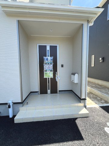 【玄関】 | 糟屋郡須恵町植木第8　1号棟（全2棟）【仲介手数料無料・0円】 | 施工例。施工例は完成時と異なる場合があります。
