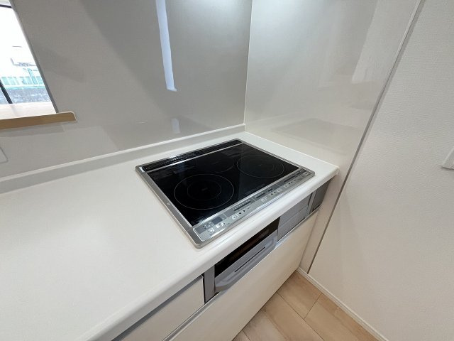 【キッチン】 | 糟屋郡須恵町植木第8　1号棟（全2棟）【仲介手数料無料・0円】 | 施工例。施工例は完成時と異なる場合があります。
