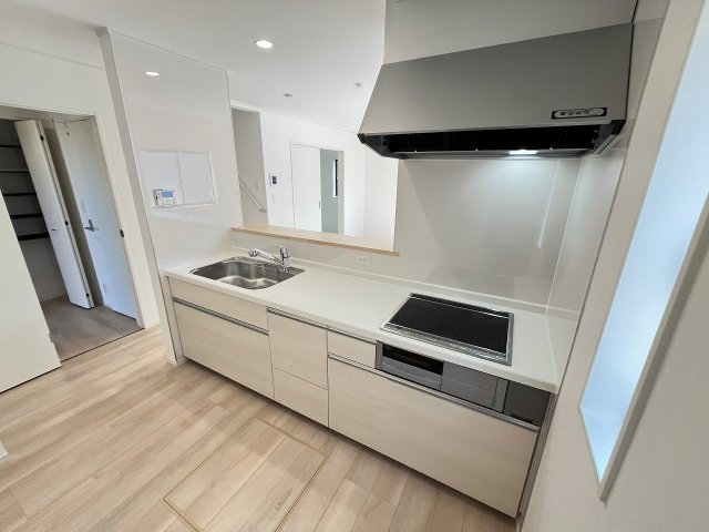 【キッチン】 | 糟屋郡須恵町植木第8　1号棟（全2棟）【仲介手数料無料・0円】 | 施工例。施工例は完成時と異なる場合があります。
