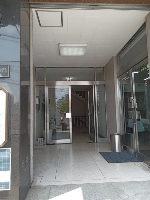 ラッピー興産ビルのエントランス