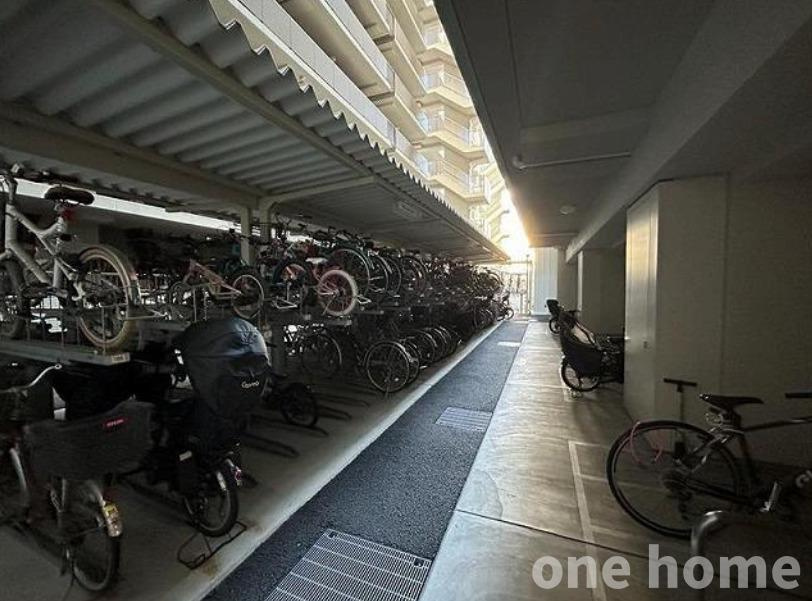 ザ・レジデンス東三国の駐輪場|◆駐輪場は屋根付きで、自転車が雨風にさらされる心配がありません！
◆最新の空き状況など、詳細につきましてはお気軽にお問い合わせください！
