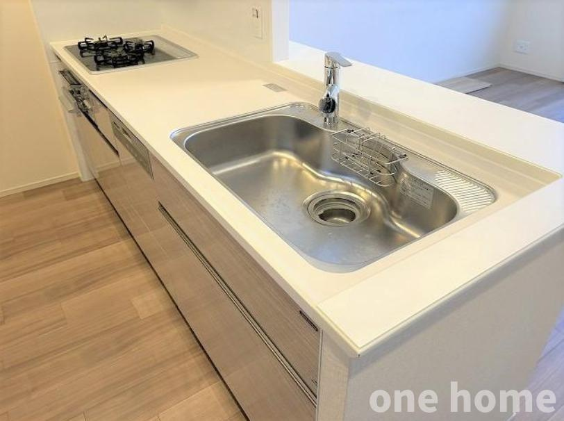 ザ・レジデンス東三国のキッチン|◆リビングと一体感がうまれる人気の対面式キッチンです！
◆時短のマストアイテム食洗機完備です！