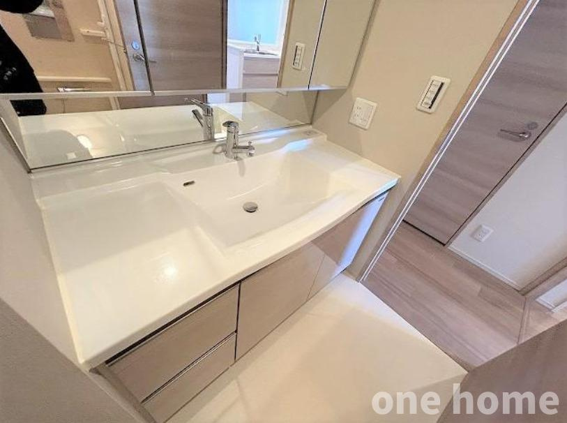 ザ・レジデンス東三国の独立洗面台|◆三面鏡の洗面化粧台です！ミドルミラー付きで、小さなお子様の目線にも鏡があるため、踏み台なしで歯磨きなど身支度ができます！