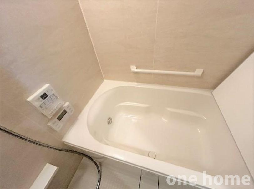 ザ・レジデンス東三国の浴室|◆浴室暖房乾燥機 完備で、年間を通して快適なバスタイムをお楽しみいただけます！
◆追い焚き機能付きで、いつでも温かな湯に浸かれます♪