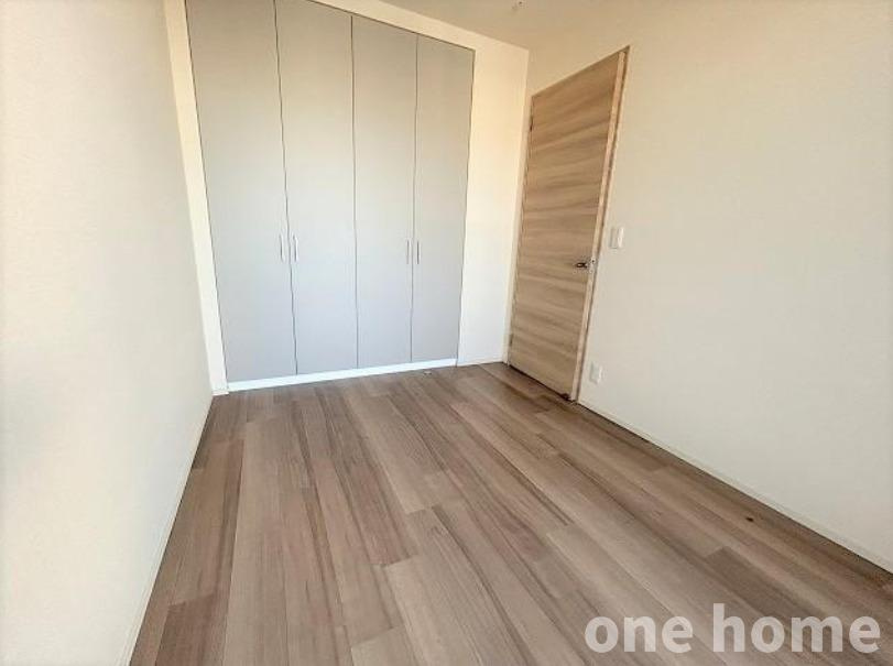 ザ・レジデンス東三国の洋室|◆全居室にクローゼット完備！収納家具を最低限に住空間を有効活用できます！