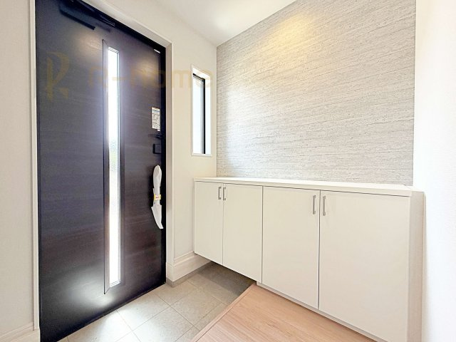 取手市本郷2期　新築戸建て　1号棟の玄関|玄関には便利なシューズインクローゼットを設置。アウトドア用品やベビーカーなどの収納に役立ちますね♪