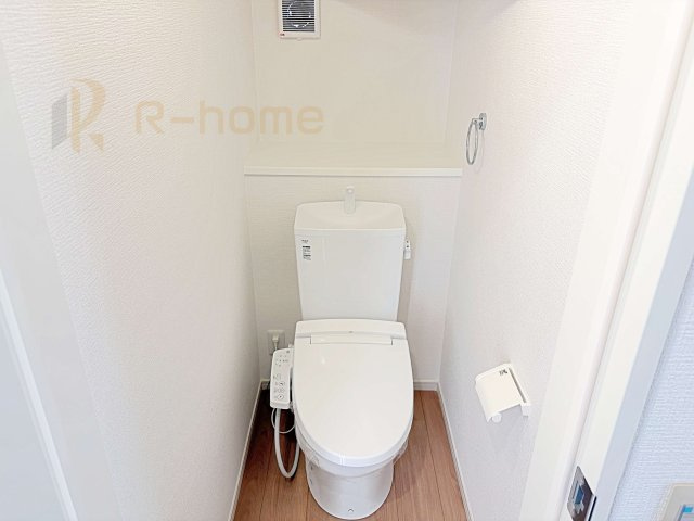 取手市本郷2期　新築戸建て　1号棟のトイレ|温水洗浄便座付きのトイレ。
トイレが２ヵ所設置で朝の忙しい時間でも安心です。