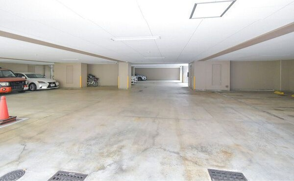 CASSIA江坂の駐車場