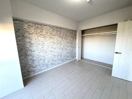 朝日プラザシティ・サザンパーク二番街の洋室|大型クローゼット付き寝室。7.3帖洋室。主寝室としてお使いいただけます！ハウスクリーニング済