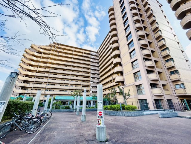 朝日プラザシティ・サザンパーク二番街の外観|サザンパークC棟の６階です。落ち着いた雰囲気のタイル張りのマンション。