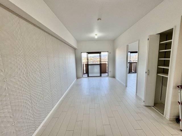 朝日プラザシティ・サザンパーク二番街の居間・リビング|リビングにエコカラット。差し込む陽射しが明るく気持ちの良い空間にしてくれます！ハウスクリーニング済。