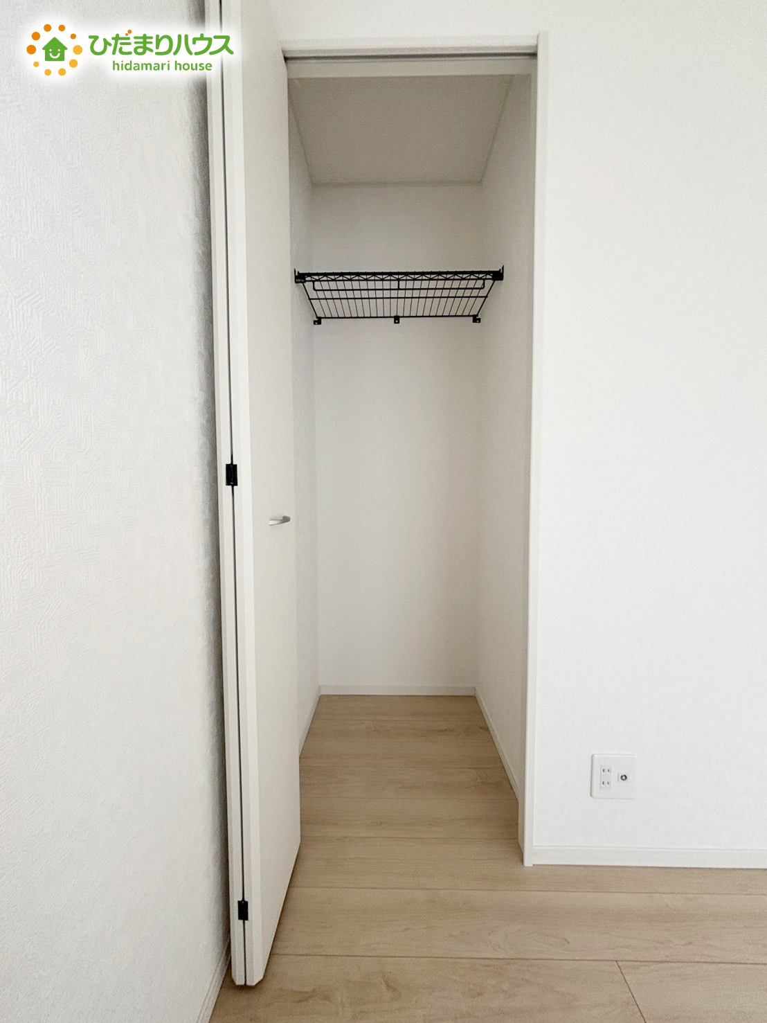 野田市中野台第13　新築戸建　1号棟の収納|リビングにもクローゼットを配備。ご家族皆様で共有すれば、リビングについ置きっぱなしにされがちな衣類もスッキリと片付きます♪							
