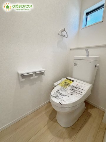 野田市中野台第13　新築戸建　1号棟のトイレ|小窓が付いているので、トイレも明るい空間になっております♪						
