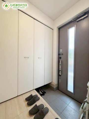 野田市中野台第13　新築戸建　1号棟の玄関|スニーカーマニアも納得の天井まであるシューズボックス!(^^)!							
